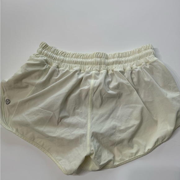 Lululemon Hotty Hot Low-Rise Lined Shorts 2.5” Size 4 - Picture 4 of 5
